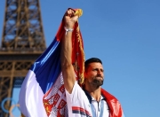 蜂鸟电竞-德约科维奇在IG比赛中夺冠，出色防守引发热议！观众掌声雷动(德约科维奇第七次夺冠)