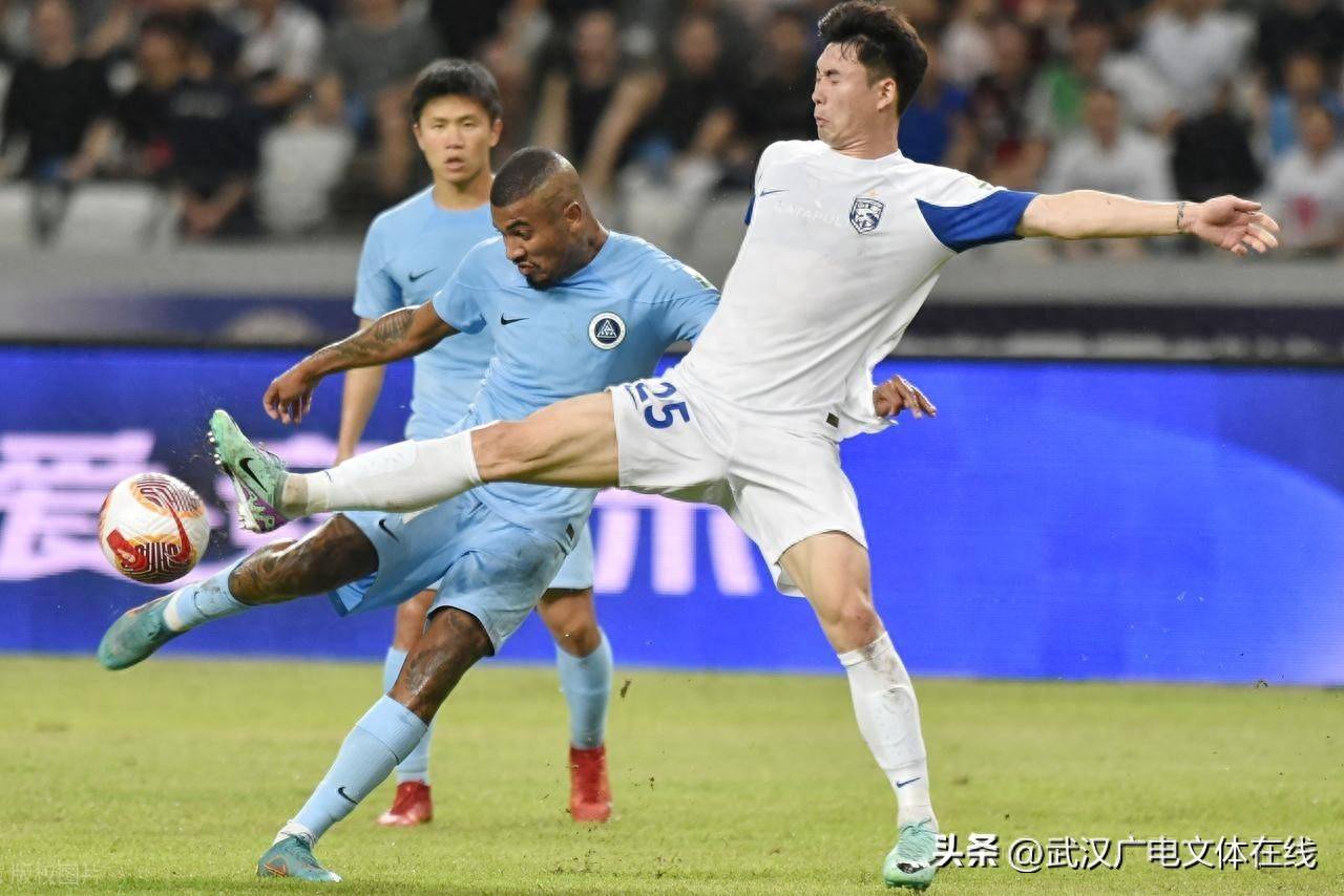 足球锦标赛上演强强对话,岭东猎隼队绝杀岭东银狐队,多点开花奏效;保级形势悄然变化 足球锦标赛上演强强对话,岭东猎隼队绝杀岭东银狐队,多点开花奏效;保级形势悄然变化