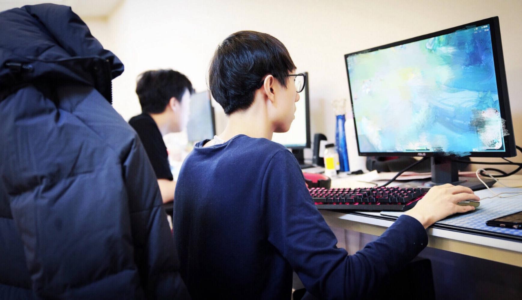 穆古鲁扎意外战胜RNG，战术调整引爆全场！观众掌声雷动的简单介绍